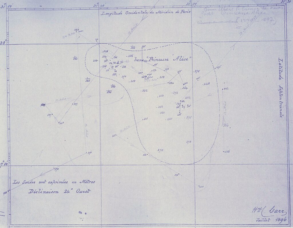 Die Tiefenkarte der Princess Alice Bank, im Juli 1896 mit blauer Tinte gezeichnet, Lotungen in Metern und gestrichelter Umriss, unterzeichnet von Kapitän Carr