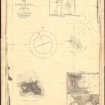Alte Seekarte auf vergilbtem Papier, unten links Santa Maria, rechts der Mitte die Bank von Formigas und Dollabarat voller Lotungen, eine Windrose in der Mitte und Nebenkarten der Felsinseln und Buchten der Insel