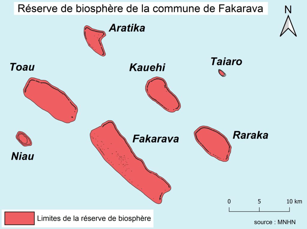 Karte mit sieben rot gezeichneten Atollen auf hellblauem Grund, Fakarava in der Mitte, umgeben von Toau, Aratika, Kauehi, Taiaro, Raraka und Niau, mit Nordpfeil und Maßstab