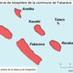 Karte mit sieben rot gezeichneten Atollen auf hellblauem Grund, Fakarava in der Mitte, umgeben von Toau, Aratika, Kauehi, Taiaro, Raraka und Niau, mit Nordpfeil und Maßstab