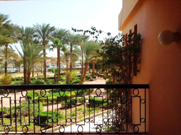 Blick von einem Balkon auf die Palmen und Gärten des Giftun Azur Resorts
