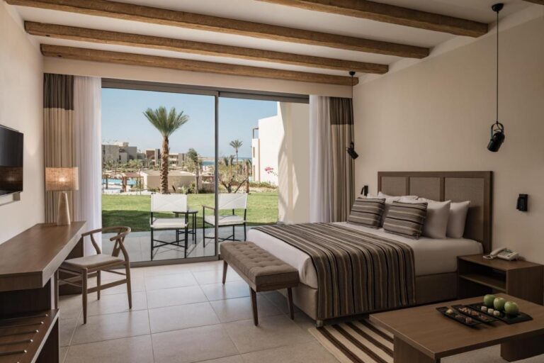 Ein Zimmer mit Doppelbett und direktem Poolzugang, im JAZ Elite Riviera