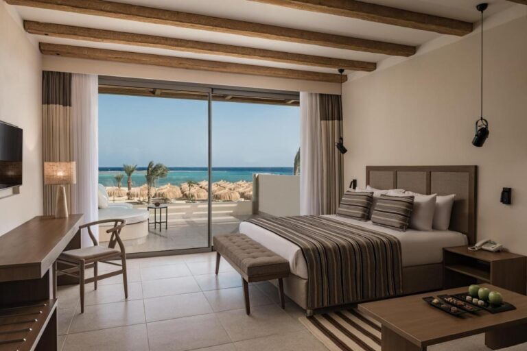 Ein Zimmer mit Doppelbett und einem Balkon zum Roten Meer