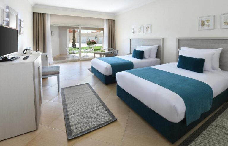 Ein Zweibettzimmer, offen zu einer Terrasse und zur Rasenfläche