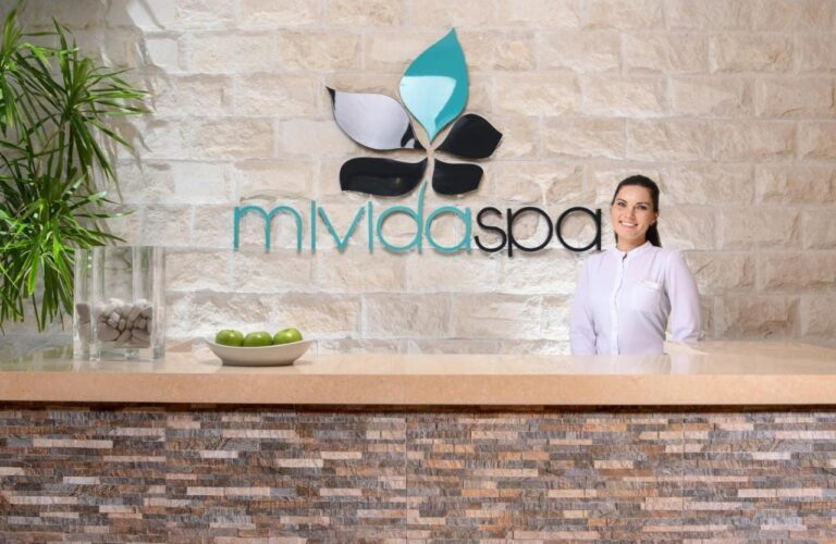 Der Empfang des Spas im JAZ Soma Beach, mit seinem Tresen aus Stein