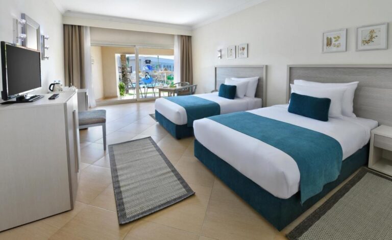 Ein Zweibettzimmer, offen zu einer Terrasse mit Blick auf die Wasserspiele für Kinder