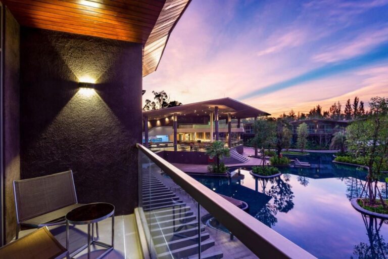 Ein Balkon über dem großen Pool im Kalima Resort Khao Lak, in der Abenddämmerung