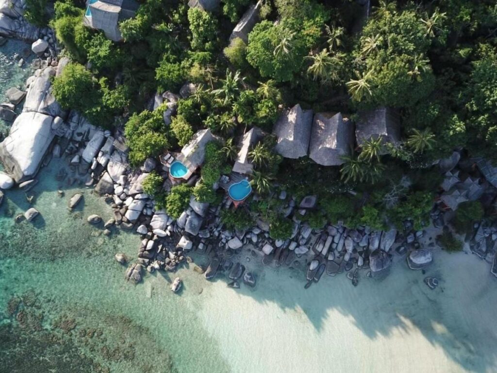 Luftaufnahme des Koh Tao Cabana mit seinen Cottages zwischen den Bäumen, den Felsen und dem weißen Sandstrand