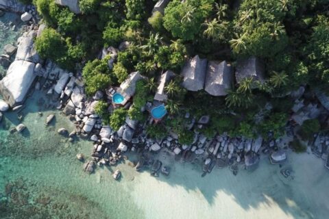 Luftaufnahme des Koh Tao Cabana mit seinen Cottages zwischen den Bäumen, den Felsen und dem weißen Sandstrand