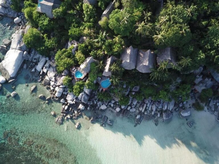 Luftaufnahme des Koh Tao Cabana mit seinen Cottages zwischen den Bäumen, den Felsen und dem weißen Sandstrand