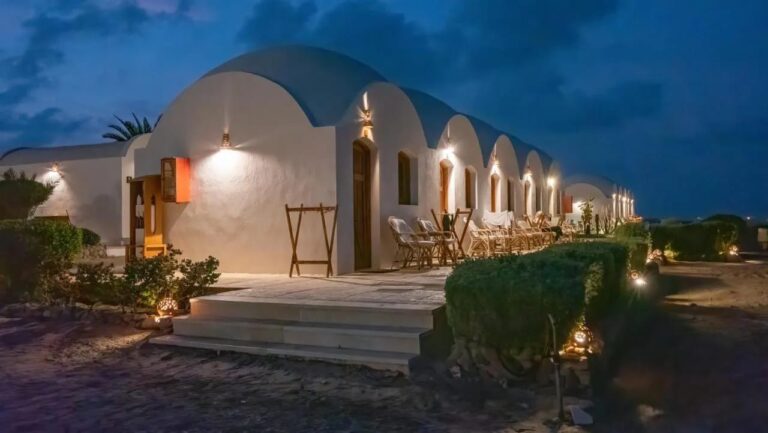 Die Chalets des Marsa Shagra Villages bei Einbruch der Nacht beleuchtet, mit ihren Terrassen