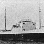 Körniges Schwarz-Weiß-Archivfoto eines Tankers im Profil, mit der Brücke in der Mitte, zwei Masten und dem Schornstein hinten.