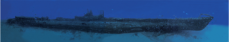 Unterwasserpanorama über die ganze Länge des Wracks der Rubis, aufrecht im Sand, der Turm in der Mitte, in blauem Wasser voller Fische.