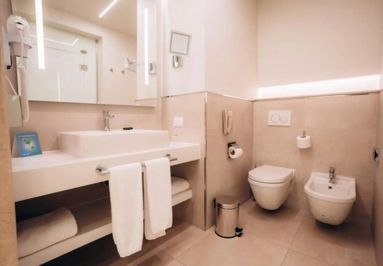 Ein modernes Bad mit Waschbecken, Toilette und Bidet