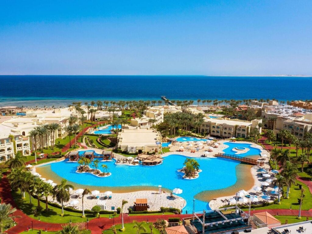 Luftaufnahme des Rixos Sharm El Sheikh mit seinen lagunenförmigen Pools, Palmen und dem Roten Meer