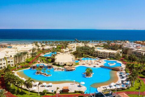 Luftaufnahme des Rixos Sharm El Sheikh mit seinen lagunenförmigen Pools, Palmen und dem Roten Meer