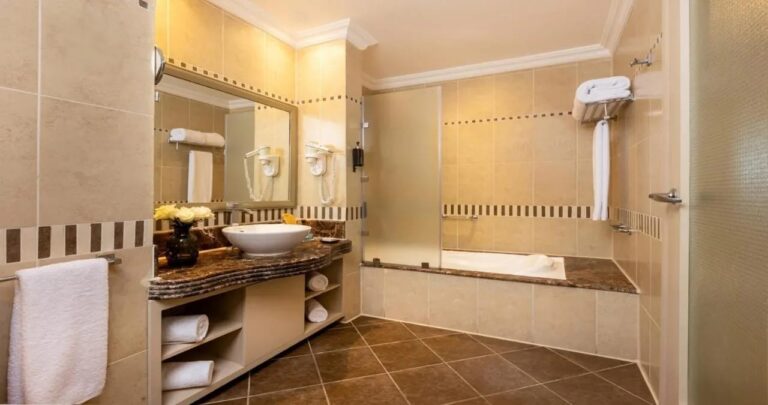 Ein Bad mit Aufsatzwaschbecken und Badewanne