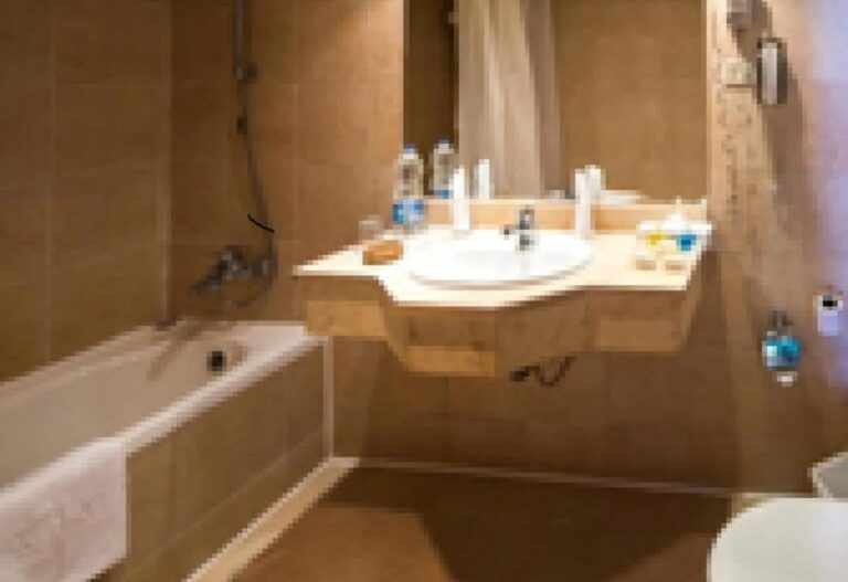 Ein Bad mit Badewanne und eingelassenem Waschbecken