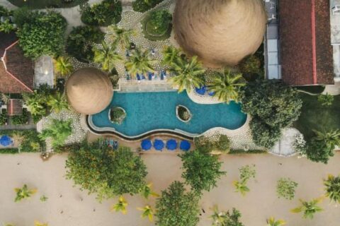 Luftaufnahme des Sudamala Resort Komodo mit Pool, Gärten und Strand