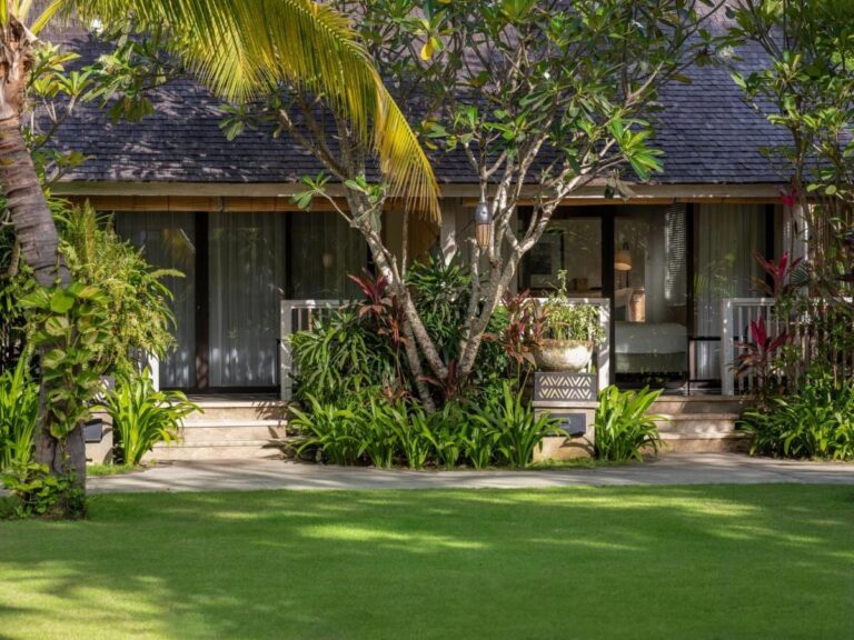 Bungalows des Sudamala Resort Komodo am Rand eines Rasens