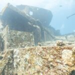 Die Aufbauten am Vorschiff der Thistlegorm, mit Hartkorallen bewachsen, vom Deck aus gesehen
