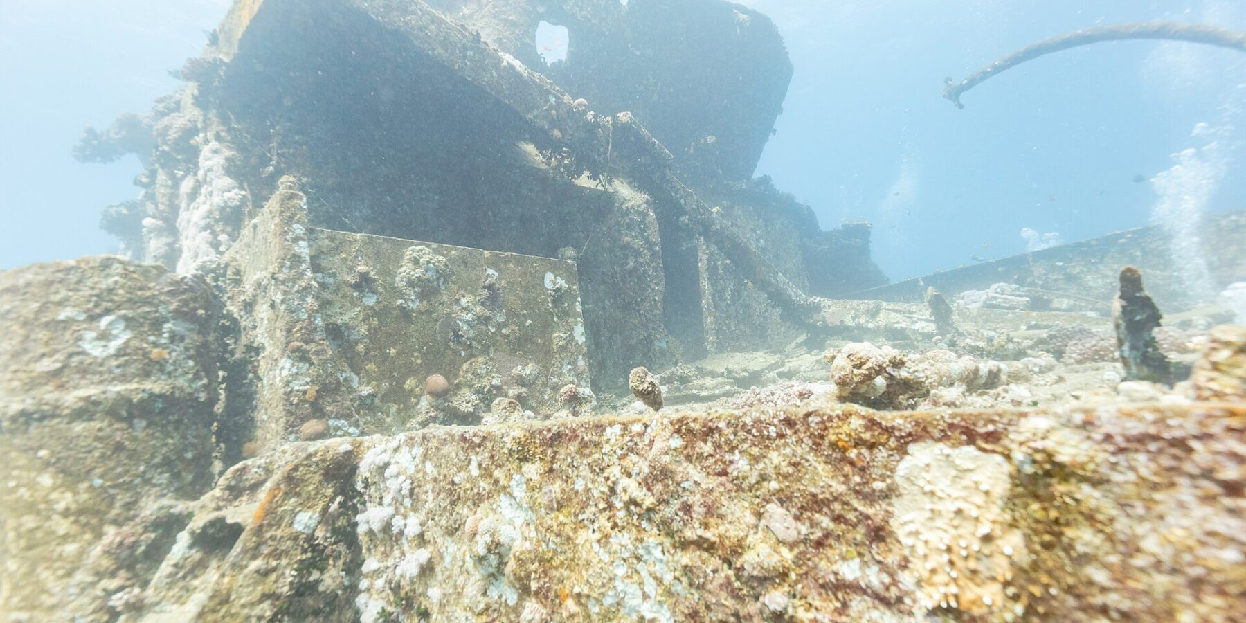 Die Aufbauten am Vorschiff der Thistlegorm, mit Hartkorallen bewachsen, vom Deck aus gesehen